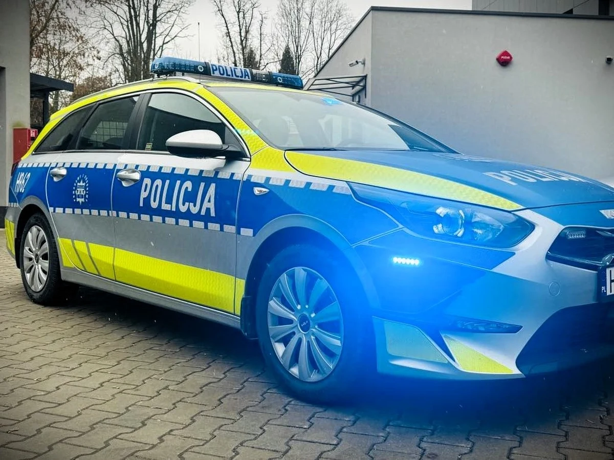 Nietypowa interwencja policji na Mazowszu zakończyła się uszkodzeniem radiowozu i wydaleniem z kraju 28-letniego obywatela Ukrainy. Mężczyzna, który wcześniej groził swoim rodakom, w akcie agresji odgryzł fragment uszczelki policyjnego auta i zarysował lakier. 