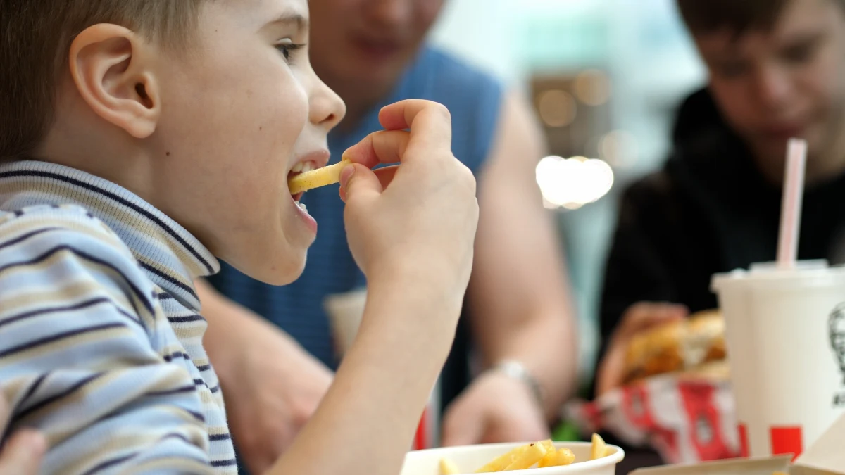 Po raz pierwszy w historii otyłość wśród dzieci i młodzieży na świecie przewyższyła problem niedowagi. Najnowszy raport UNICEF ujawnia, że już co dziesiąte dziecko w wieku szkolnym cierpi na otyłość, a liczba ta stale rośnie. Eksperci ostrzegają, że jeśli nie zostaną podjęte zdecydowane działania, skutki zdrowotne i ekonomiczne dla społeczeństw mogą być katastrofalne.