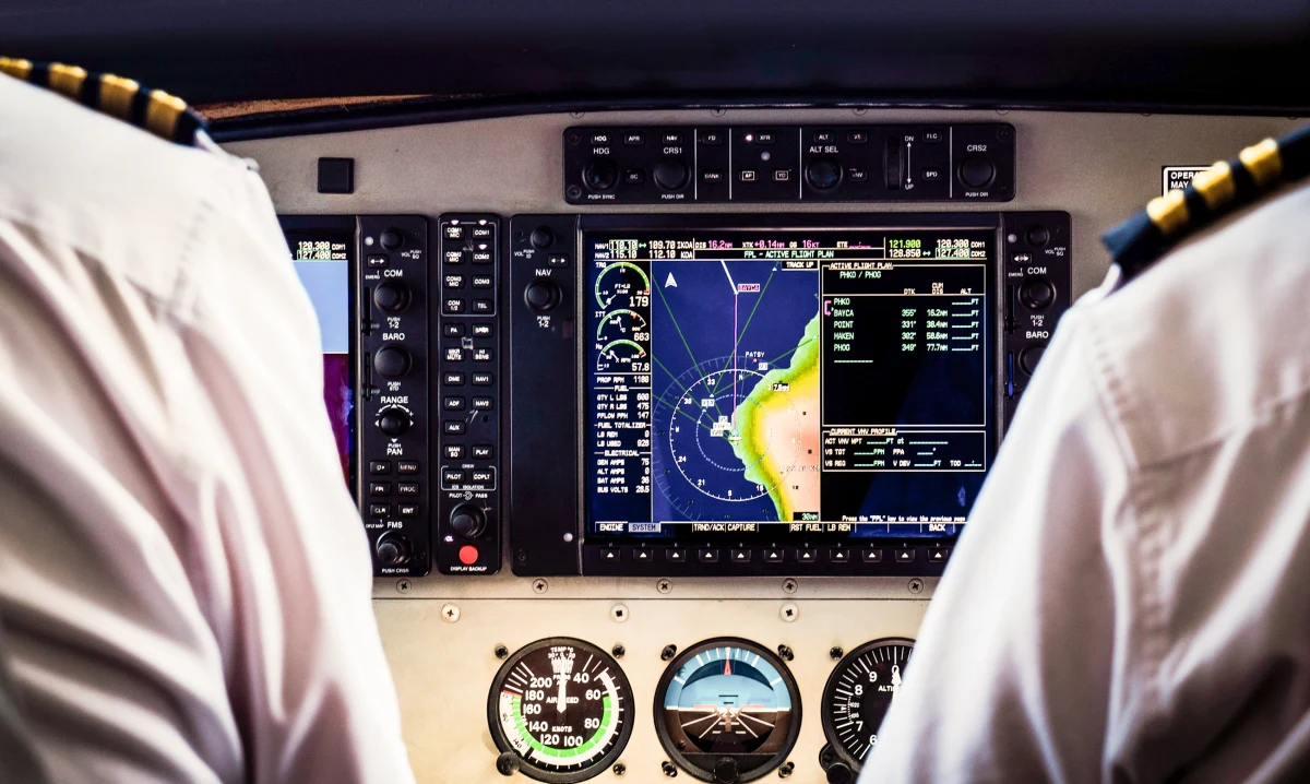 Presja na zysk, zmęczenie w kokpicie, strach przed utratą pracy – tak wygląda dziś rzeczywistość wielu pilotów i członków załóg europejskich linii lotniczych. Najnowsze badania przeprowadzone przez Uniwersytet w Gandawie nie pozostawiają złudzeń: pogoń za zyskiem osłabia bezpieczeństwo na europejskim niebie. Pisze o tym brytyjski „The Guardian”. 