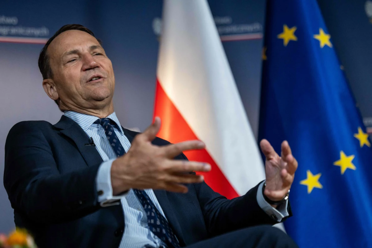 "Powiem brutalnie tym, którzy chcieliby złamać nasze rekomendacje: nie mam zakładników na wymianę. Jedziecie na własną odpowiedzialność" - stwierdził szef MSZ Radosław Sikorski, pytany o sprawę Polaków, którzy płynęli we flotylli do Strefy Gazy. "Będziemy traktowali posła Sterczewskiego tak jak każdego innego obywatela. Może liczyć na pomoc konsularną" - powiedział premier Donald Tusk.