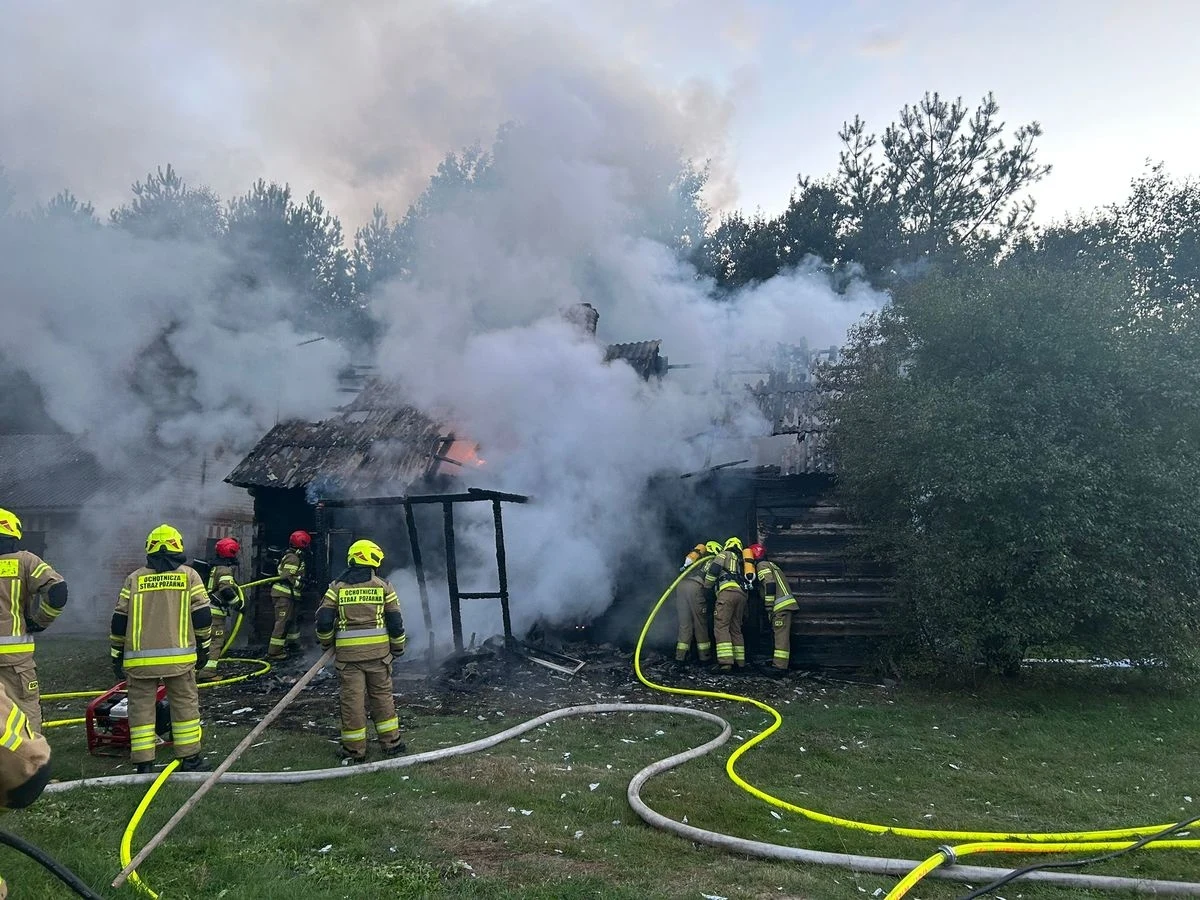 Nie żyje 83-letni mężczyzna, który zginął w pożarze drewnianego domu na Lubelszczyźnie. W związku z serią tragicznych pożarów w Polsce, Państwowa Straż Pożarna zaapelowała o ostrożność i przypomniała o podstawowych zasadach bezpieczeństwa.