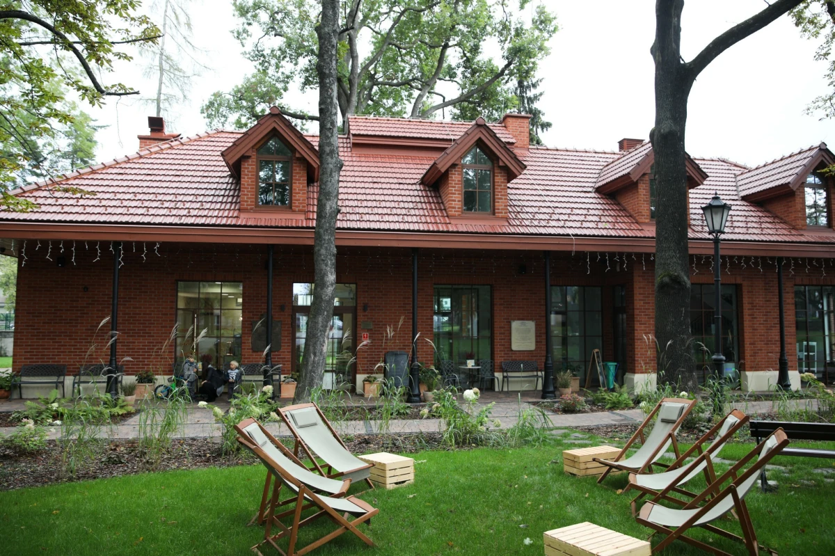 Tuż przy Rondzie Matecznego, jednym z najważniejszych węzłów komunikacyjnych Krakowa, znajduje się miejsce o niezwykłej historii i wyjątkowych właściwościach leczniczych. Uzdrowisko Mateczny, znane z mineralnych wód siarczano-solankowych, od ponad stu lat przyciąga mieszkańców i turystów pragnących zadbać o zdrowie. 