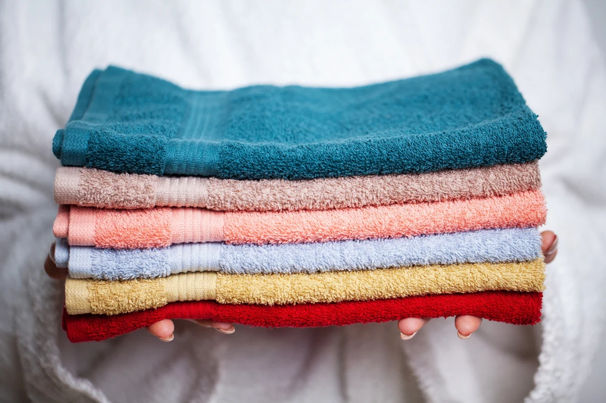 Czy zastanawiałeś się kiedyś, po co na końcach ręczników znajdują się charakterystyczne paski o innej strukturze? Choć wydają się zwykłym elementem dekoracyjnym, wokół nich narosło wiele mitów i domysłów. 