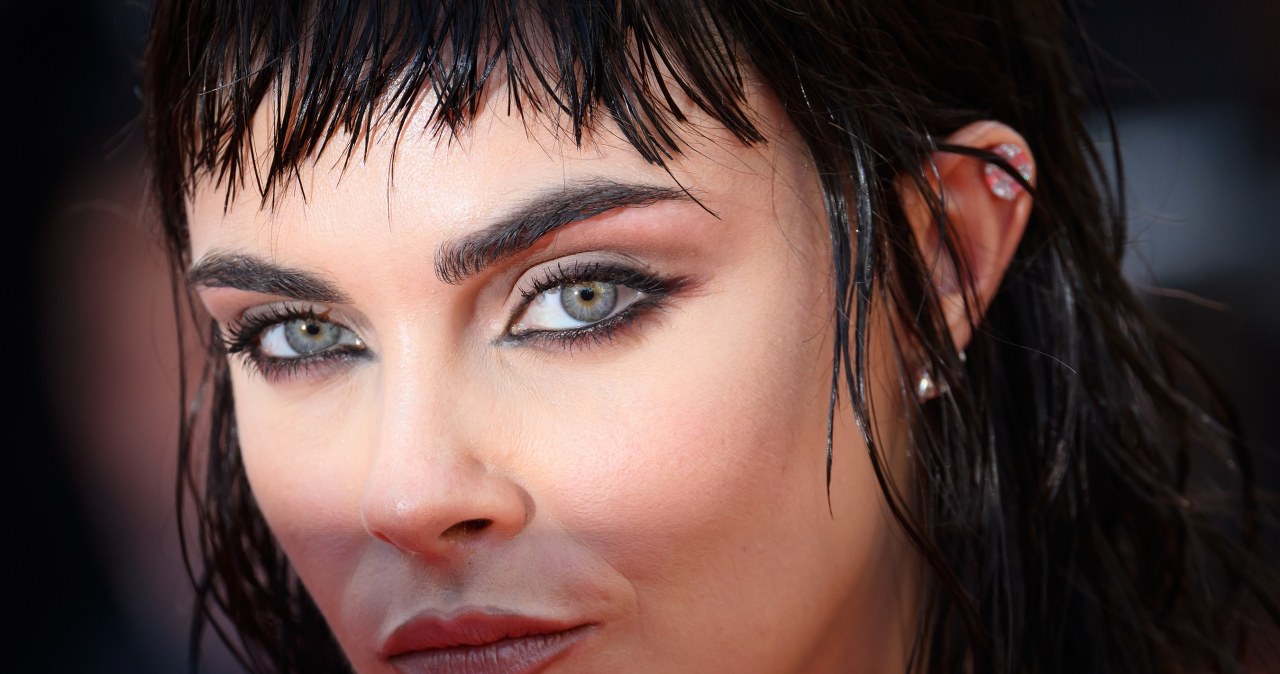 Makijaż z lat 90. znowu jest na topie. Jak nosić grunge make-up?