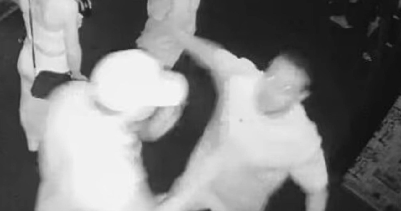 Gwiazdor zadał jeden cios i powalił policjanta. Nagranie trafiło do sieci