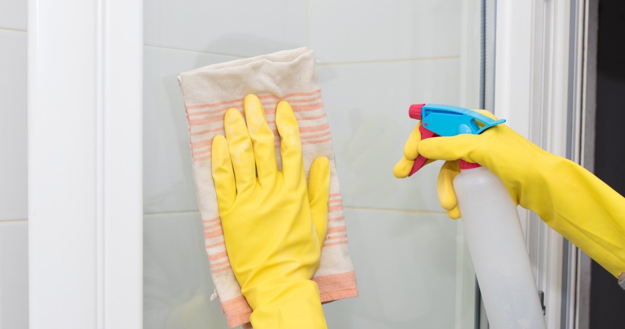 Spryskaj kabinę prysznicową. Zacieki i brud znikną bez mozolnego szorowania