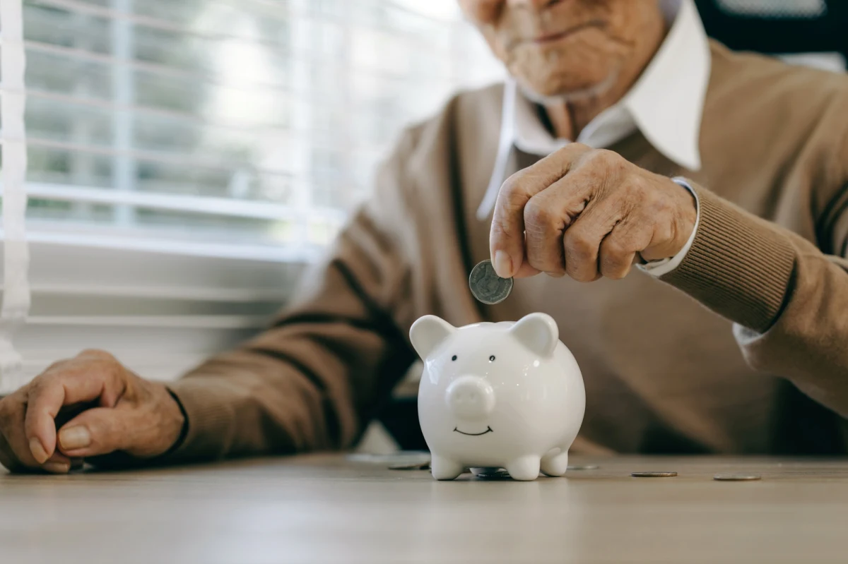 Już w marcu 2026 roku emeryci i renciści mogą spodziewać się podwyżek swoich świadczeń. Jednak prognozowana waloryzacja będzie niższa niż w poprzednich latach, co przełoży się na niewielki wzrost emerytur i rent. O ile wzrosną świadczenia i kto zyska najwięcej?