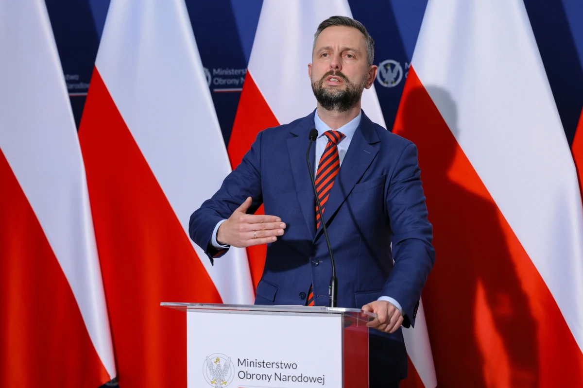 "W trybie pilnym zwołałem zespół sterujący, który jednogłośnie potwierdził zakup przez Polskę pocisków Amraam w wersji D do samolotów F-35" - ogłosił w czwartek minister obrony narodowej Władysław Kosiniak-Kamysz. "Kupujemy najnowszą wersję za zgodą Kongresu USA" - dodał. Polska jest jedynym państwem, które otrzymało możliwość zakupu tego uzbrojenia.