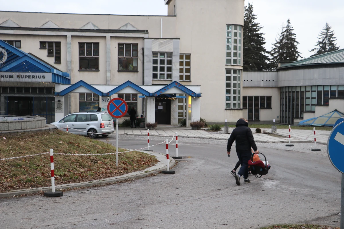 Wciąż nie udało się rozwiązać problemu rodziców małych pacjentów Uniwersyteckiego Szpitala Dziecięcego w Krakowie. Jak nas informują, od wczoraj na spotkaniach z lekarzami i władzami placówki są odsyłani do innych szpitali.