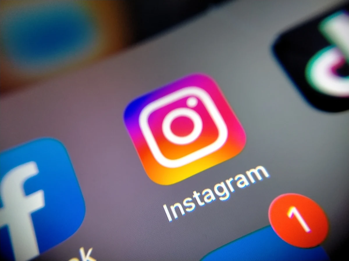 Holenderski sąd wydał ważny wyrok wobec amerykańskiego giganta technologicznego Meta. Firma została zobowiązana do wprowadzenia w Holandii opcji wyświetlania postów na Instagramie i Facebooku w porządku chronologicznym, a nie według algorytmów. Decyzja ta może mieć wpływ na całą Unię Europejską.