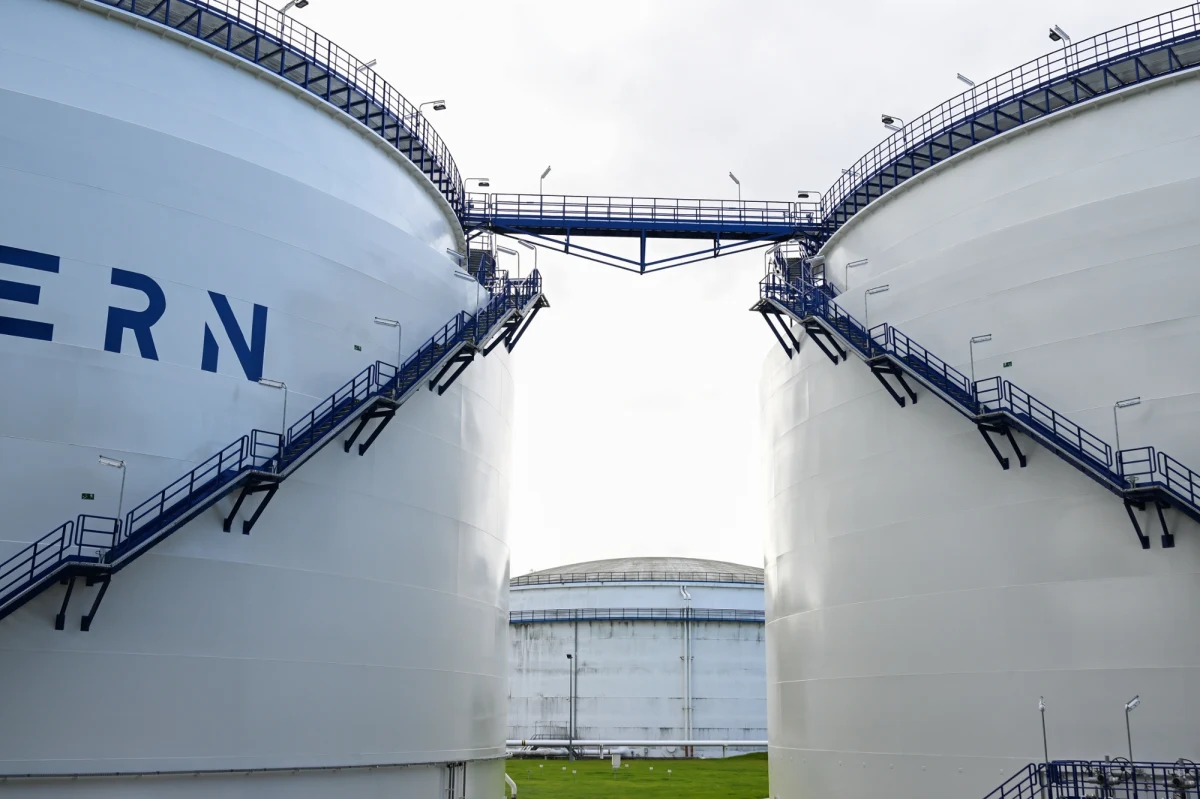 ​Polska w piątek podpisze wstępne porozumienie dotyczące realizacji programu rozbudowy krajowej infrastruktury paliwowej w celu przyłączenia jej do systemu rurociągów NATO - poinformowało Ministerstwo Obrony Narodowej. Umowa zostanie podpisana pomiędzy Zakładem Inwestycji Organizacji Traktatu Północnego a PERN SA. NATO dysponuje siecią rurociągów paliwowych, które mogą zaopatrywać jego wojska np. w przypadku wojny.