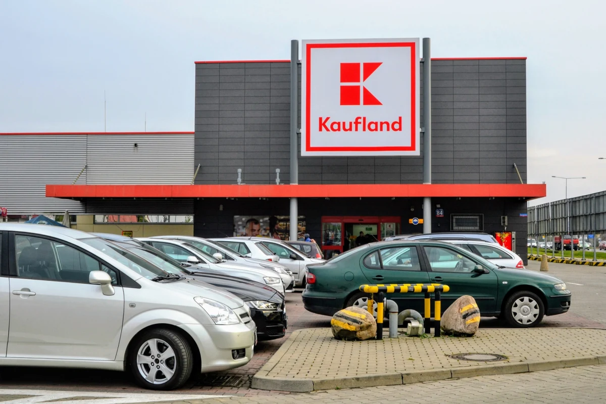 Sieć Kaufland w oświadczeniu dla Interii Biznes odniosła się do kontrowersji, jakie wywołała sprzedaż w sklepach Ustronianki wody i napojów w butelkach 3001 ml. Taka niestandardowa pojemność gwarantuje, że butelki nie są objęte systemem kaucyjnym. 