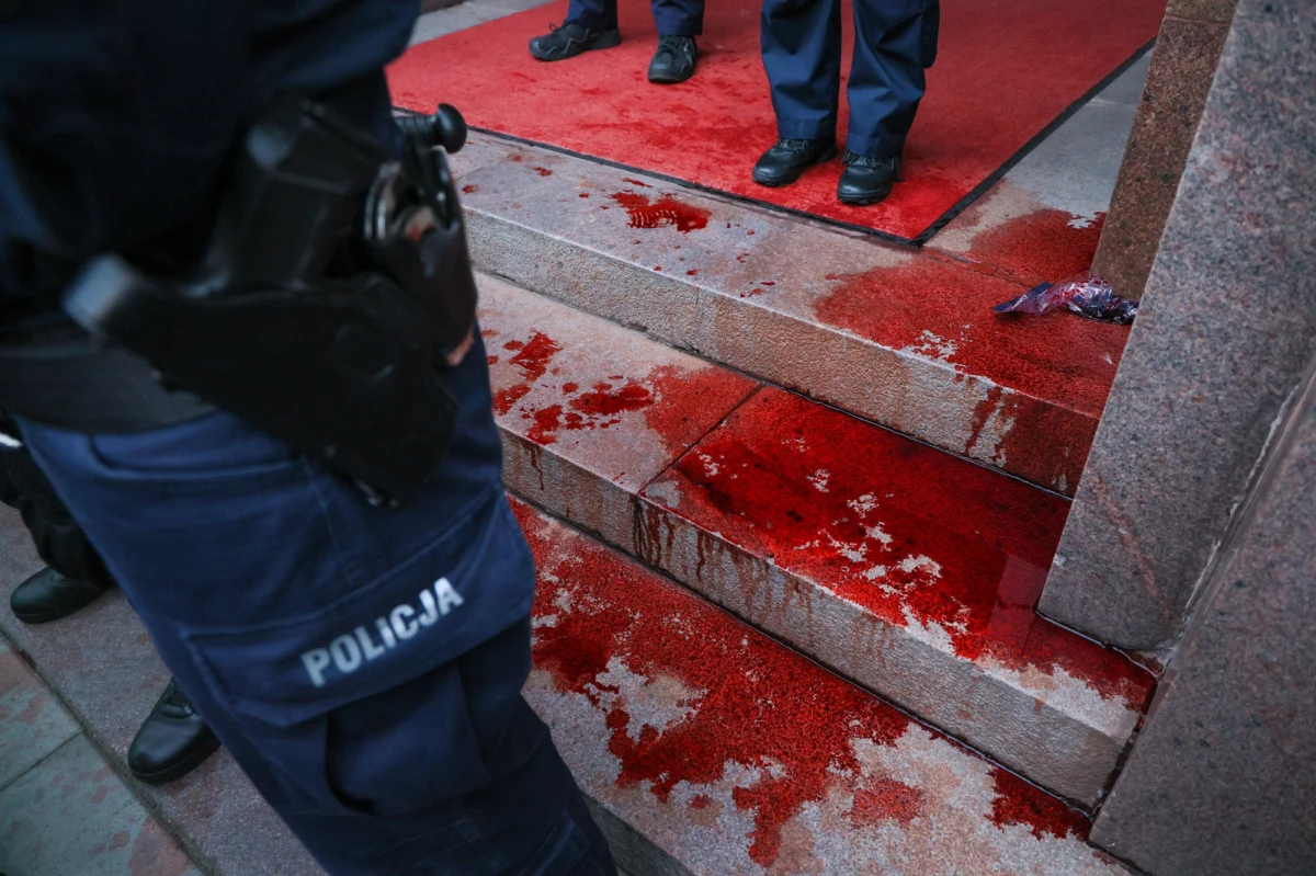 Około sto osób zebrało się w czwartkowe popołudnie przed siedzibą Ministerstwa Spraw Zagranicznych w Warszawie na demonstracji pod hasłem "Solidarni z Palestyną". Jeden z uczestników manifestacji wybił szybę w drzwiach ministerstwa, ktoś oblał wejście do gmachu czerwoną farbą. Rano protest odbył się przed domem Radosława Sikorskiego w Chobielinie. 