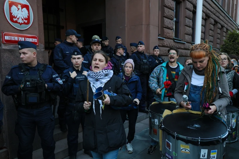 Wybita szyba, wejście oblane czerwoną farbą. Protest przed MSZ w Warszawie