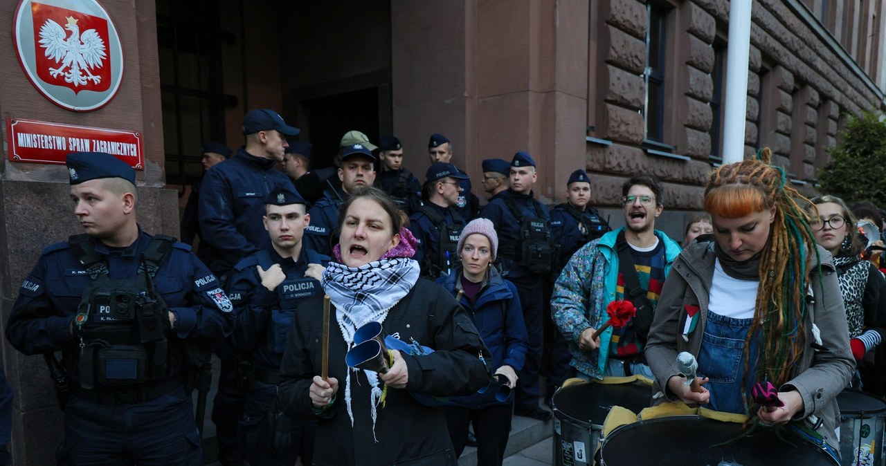 Wybita szyba, wejście oblane czerwoną farbą. Protest przed MSZ w Warszawie