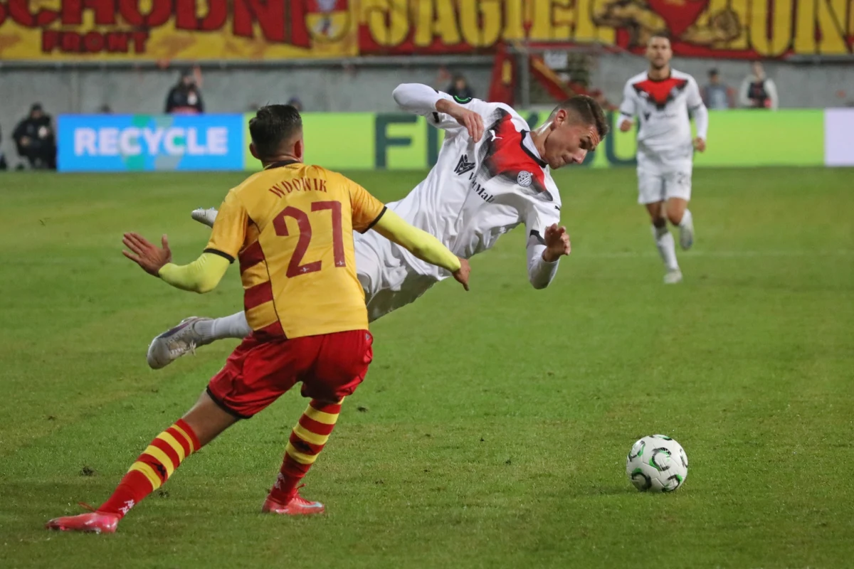 Jagiellonia Białystok musiała się sporo napracować, by pokonać Hamrun Spartans w 1. kolejce Ligi Konferencji. Dwa gole "Jagi" zostały anulowane, a zwycięstwo na własnym stadionie dał klubowi z Podlasia Jesus Imaz. W drugiej kolejce LK białostoczanie zmierzą się z RC Strasbourg. 