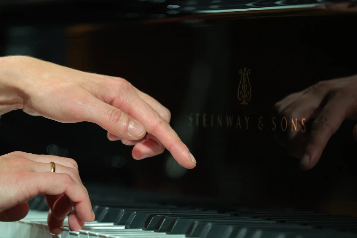 Od występu czworga zwycięzców minionych edycji Konkursu Chopinowskiego - Julianny Awdiejewej, Bruce’a Liu, Garricka Ohlssona i Danga Thai Sona - rozpoczęła się w warszawskiej Filharmonii Narodowej tegoroczna odsłona pianistycznej rywalizacji. "To, co w konkursie najważniejsze to muzyka Fryderyka Chopina, dlatego dziś przemówień nie będzie" - powiedział podczas inauguracji dr Aleksander Laskowski, rzecznik Narodowego Instytutu Fryderyka Chopina. 