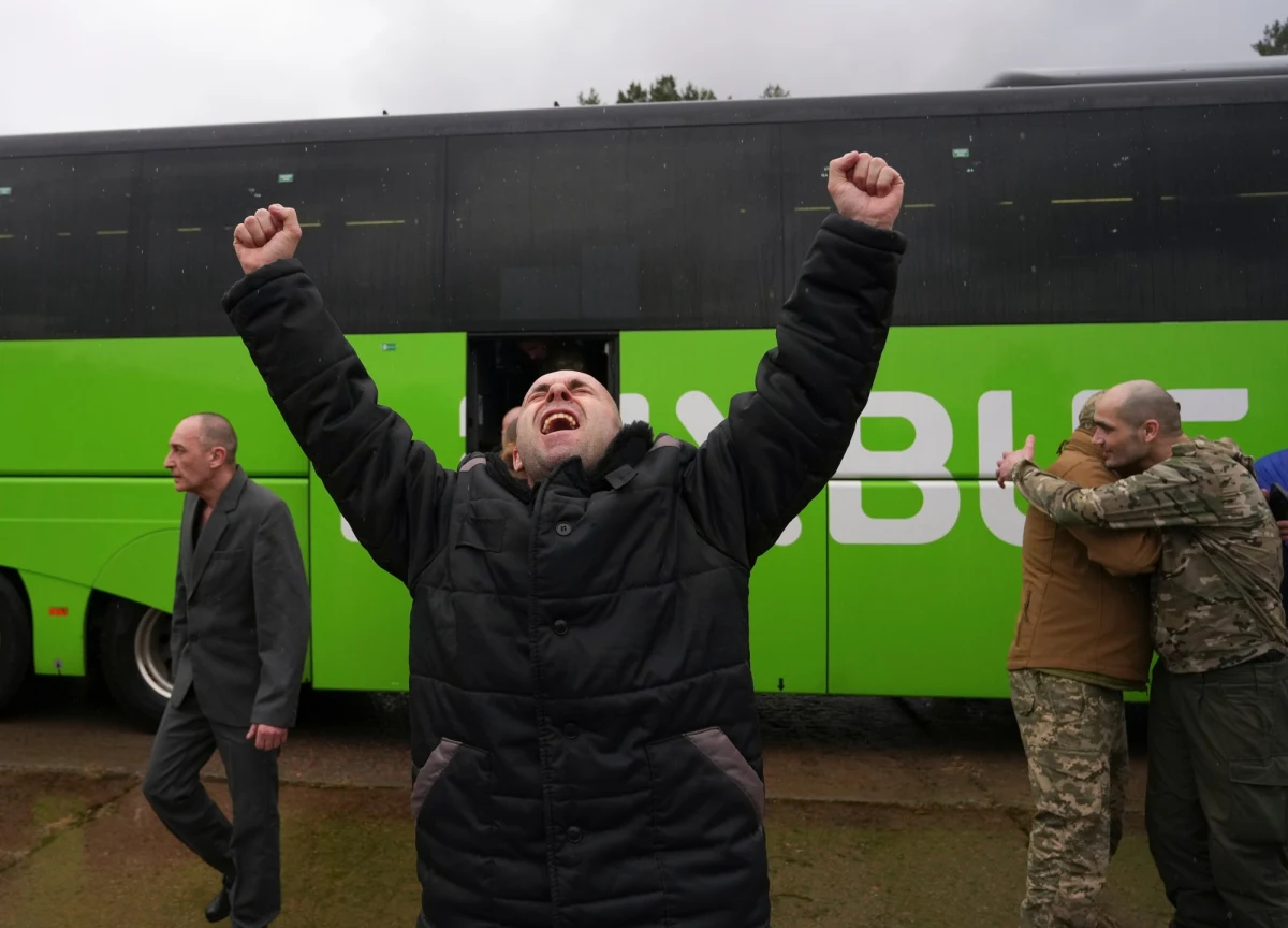 185 ukraińskich żołnierzy i 20 cywilów zostało uwolnionych z rosyjskiej niewoli. W czwartek poinformował o tym prezydent Wołodymyr Zełenski. Sztab Koordynacyjny ds. Jeńców Wojennych w Kijowie powiadomił, że część jeńców została wymieniona zgodnie z porozumieniami w Stambule, a część – w ramach 69. wymiany.