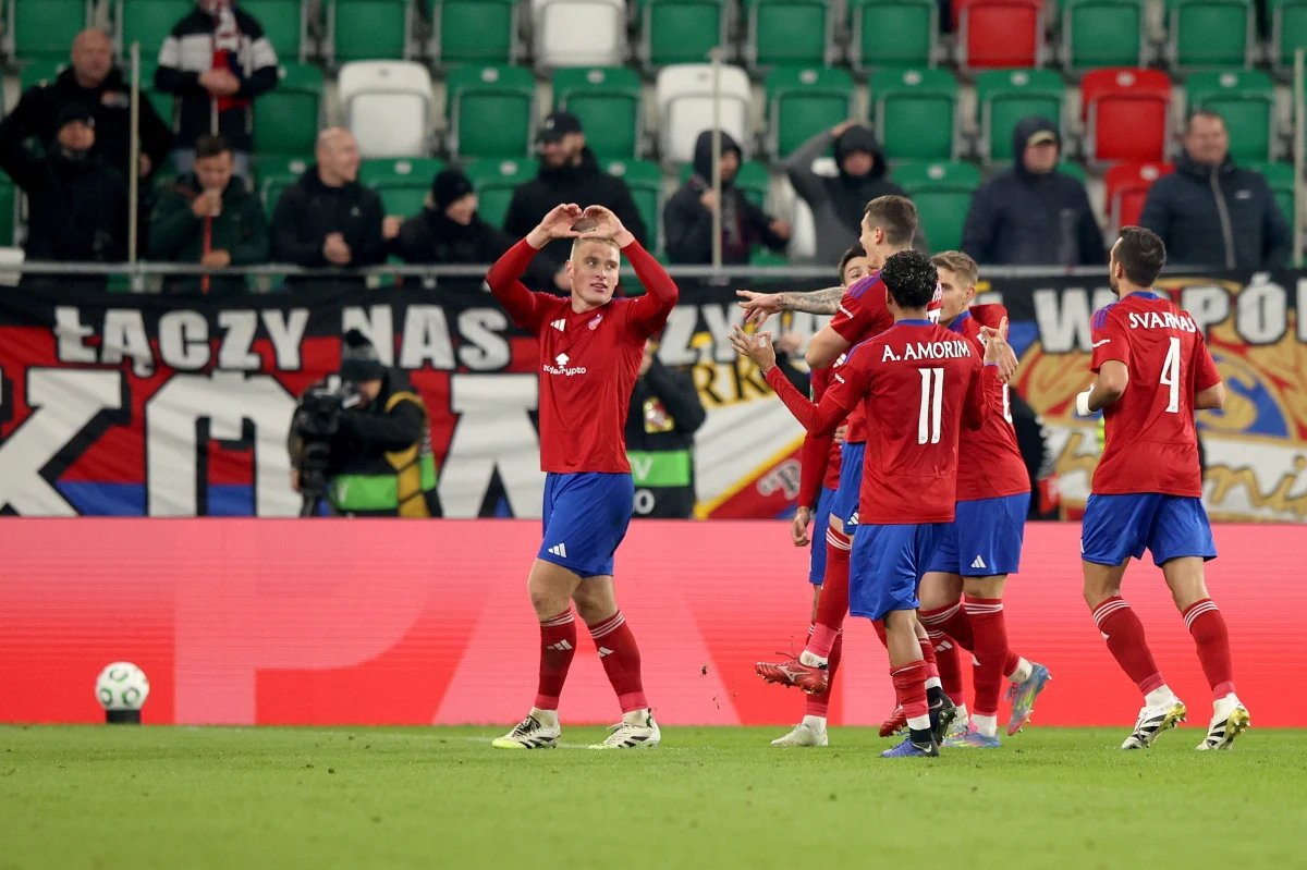 Raków Częstochowa wygrał w Sosnowcu z rumuńską Universitateą Krajowa 2:0 (0:0) w pierwszej kolejce fazy zasadniczej piłkarskiej Ligi Konferencji. Już w pierwszej połowie z boiska zszedł kontuzjowany Ivi Lopez.
