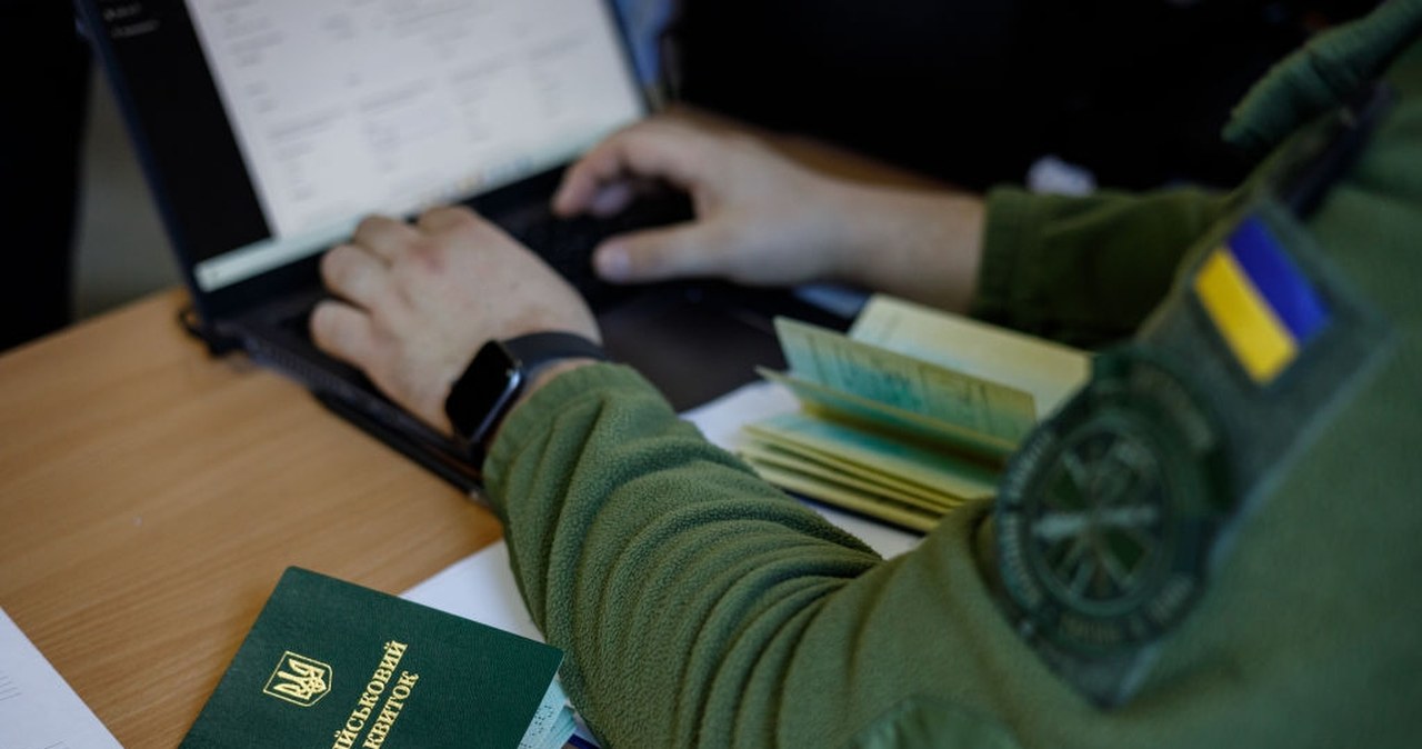Atak na ukraińskich żołnierzy. Mężczyzna rzucił się na nich z nożem