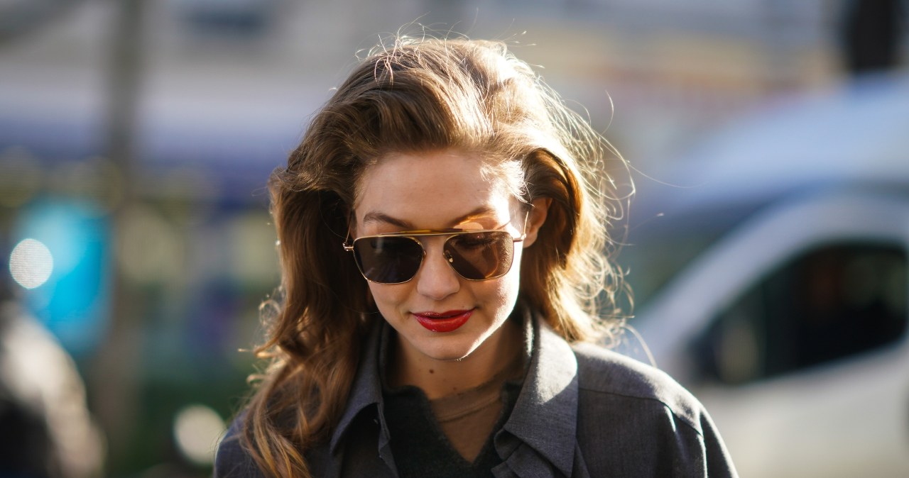 Gwiazda w hitowym płaszczu na jesień. Ogrzeje każdego zmarzlucha