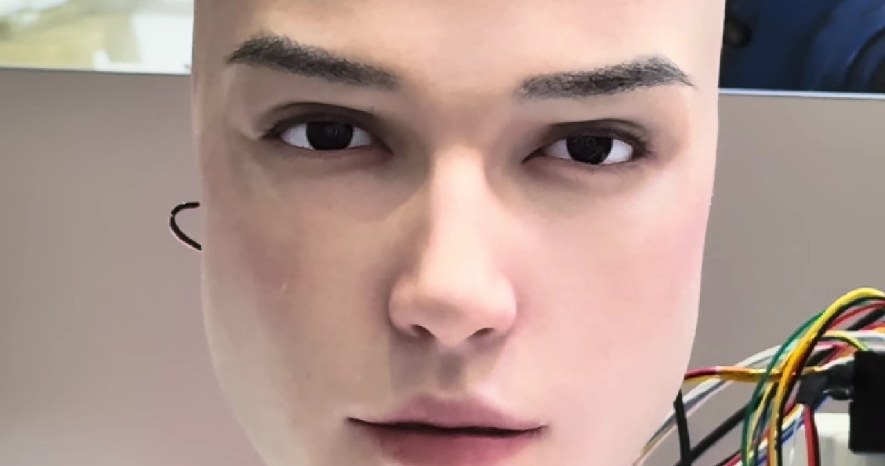 Ten robot z Chin wygląda jak człowiek i to naprawdę przeraża. Jest nagranie