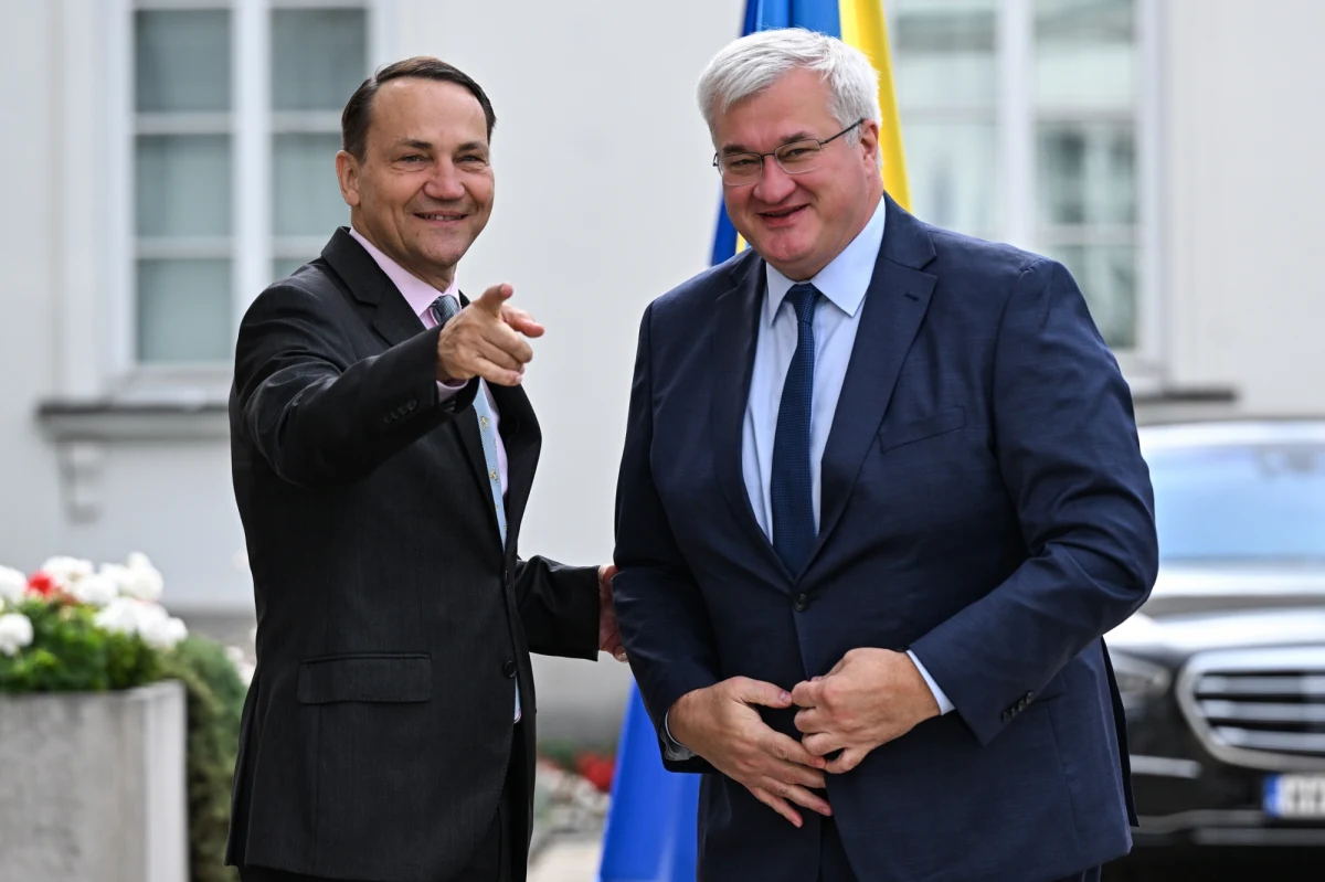 ​"Uważam, że Polska będzie największym beneficjentem ewentualnej odbudowy Ukrainy" - stwierdził w wywiadzie dla dziennika "Fakt" wicepremier i szef MSZ Radosław Sikorski. Dodał, że ze względów historycznych, językowych i geograficznych dla wielu inwestorów z Zachodu "Polska będzie bezpieczną bazą do inwestowania w Ukrainie".