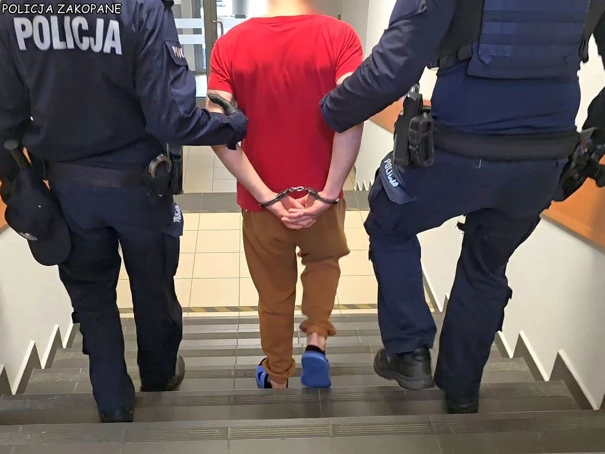 Brawurowa akcja zakopiańskiej policji w Kościelisku. Funkcjonariusze zatrzymali 30-letniego Polaka i 36-letniego Białorusina, którzy kilka dni temu porwali młodego mężczyznę. Zakładnika udało się uwolnić. 