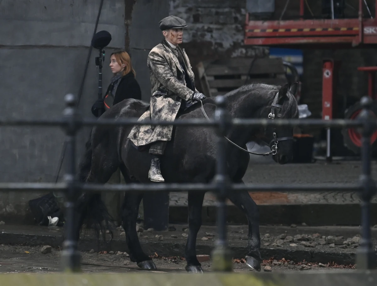 Fani kultowego serialu „Peaky Blinders” mają powody do radości – historia rodziny Shelbych wcale się nie kończy. Choć pełnometrażowy film będący kontynuacją serialu jest jeszcze w fazie postprodukcji, już dziś wiadomo, że przed nami kolejne rozdziały tej gangsterskiej sagi. Netflix i BBC oficjalnie zamówiły dwa nowe sezony serialu, których akcja rozgrywać się będzie po wydarzeniach z nadchodzącego filmu.