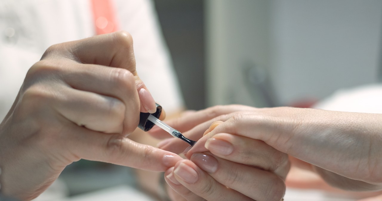 Na ten kolor maluj paznokcie po 50-tce. Optycznie wyszczupla i odmładza dłonie