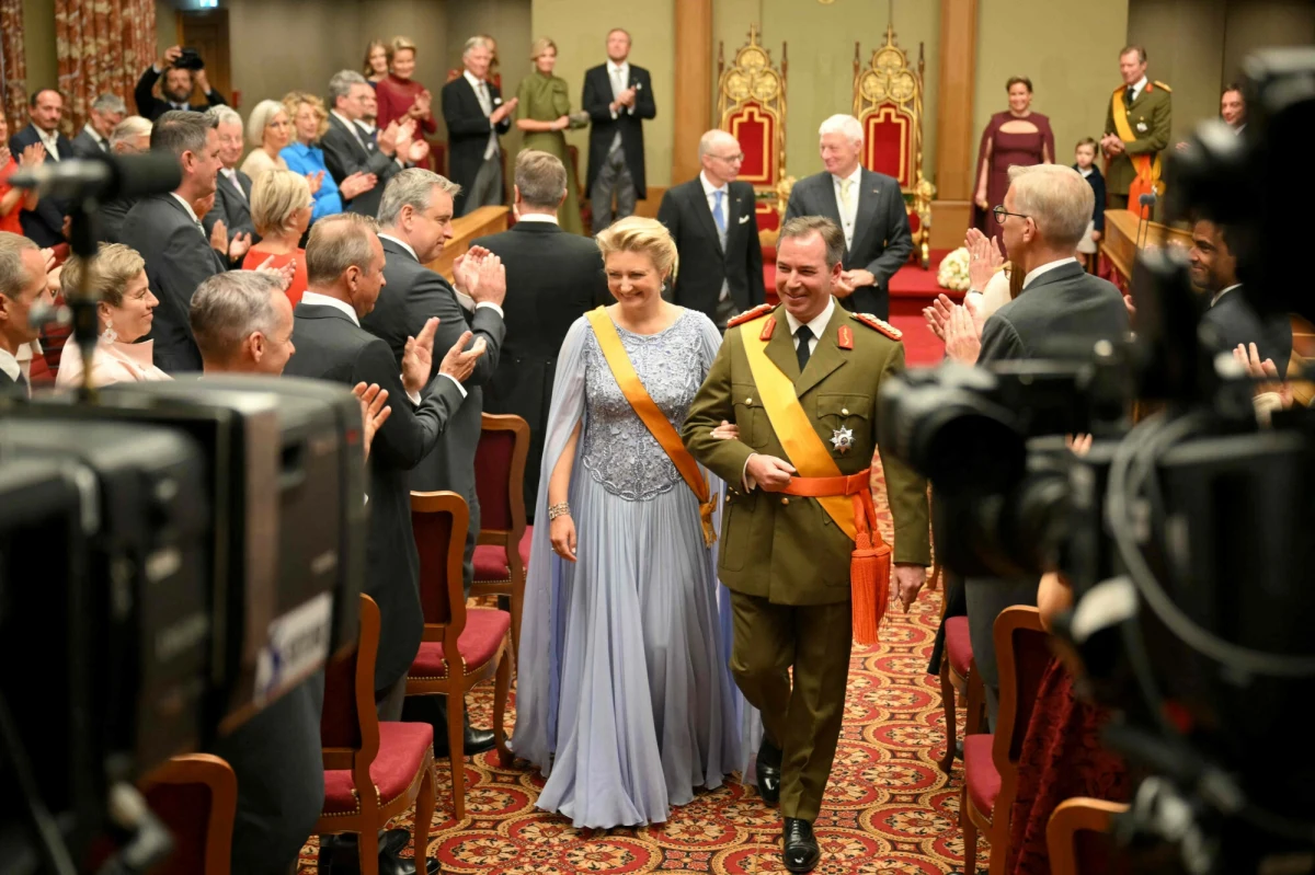 Wielki Książę Henri po 25 latach na tronie przekazuje władzę swojemu synowi. To koniec pewnej epoki i początek nowego rozdziału dla maleńkiego, ale potężnego finansowo Luksemburga. 