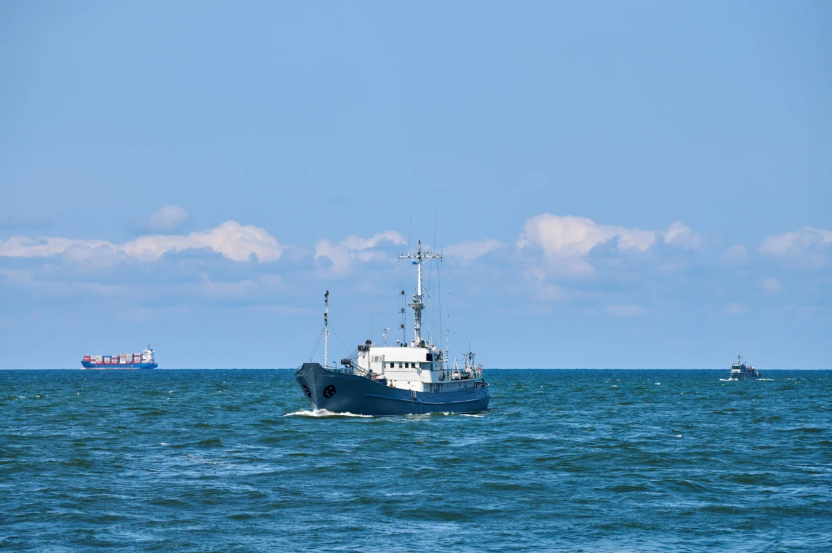 Jeżeli chodzi o prowokacje ze strony rosyjskiej na Bałtyku, to w ciągu ostatniego roku mówimy o trzech, czterech tego typu przypadkach - mówił na konferencji prasowej wiceszef MON Cezary Tomczyk. Wiceminister tłumaczył się też z tego, że po tym, jak premier w czwartek informował zwięźle o incydencie w pobliżu portu w Szczecinie, służby nie odpowiadały na pytania mediów, a konferencja w MSWiA w tej sprawie odbyła się kilka godzin później.