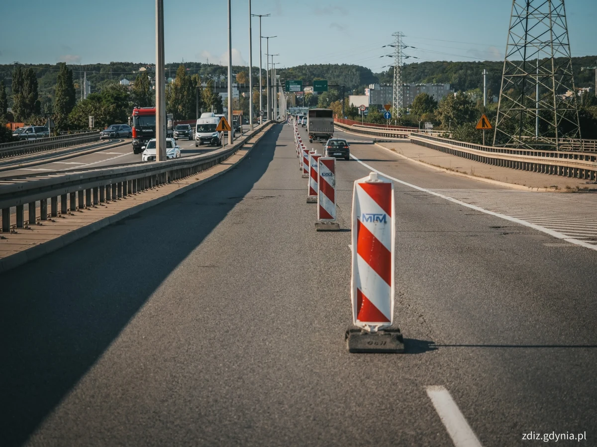 Samochody ciężarowe powyżej 30 ton od soboty nie pojadą Estakadą Kwiatkowskiego na odcinku między ulicami Morską i Hutniczą. Powodem jest awaryjny stan techniczny jednego z jej przegubów – poinformował Zarząd Dróg i Zieleni w Gdyni. Ruch zostanie poprowadzony łącznicami.
