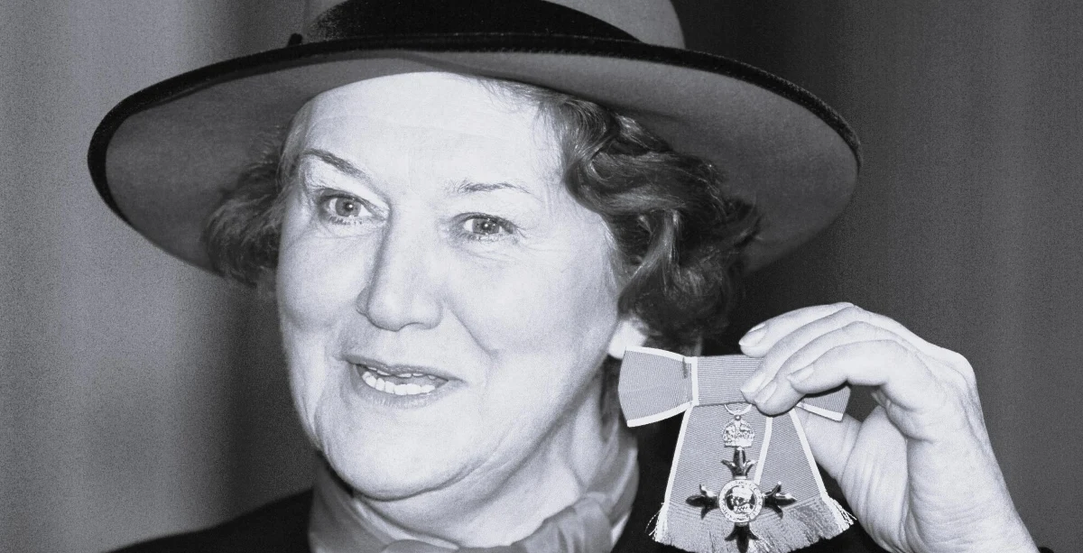 Nie żyje brytyjska aktorka Patricia Routledge. Widzowie zapamiętali ją z roli Hiacynty Bukiet w serialu komediowym „Co ludzie powiedzą”. Aktorka zmarła w wieku 96 lat. Informację o śmierci przekazał jej agent. Nosiła tytuł damy imperium brytyjskiego (dame).