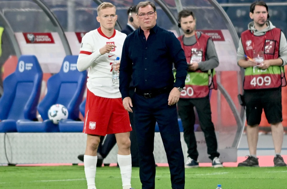 ​Selekcjoner Jan Urban ogłosił skład reprezentacji Polski na nadchodzące mecze eliminacji mistrzostw świata 2026 oraz spotkanie towarzyskie z Nową Zelandią. Wśród powołanych zabrakło kontuzjowanego Nicoli Zalewskiego, jednak do drużyny narodowej po dłuższej przerwie wraca Kacper Kozłowski.