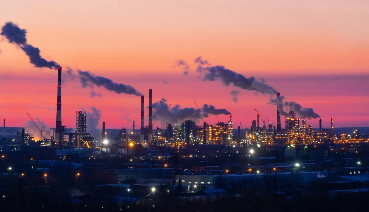 Ukraińcy nie ustają w atakach na rosyjskie rafinerie ropy naftowej, niemal codziennie zadając ciosy w gospodarcze serce Kremla. W piątek siły Kijowa uderzyły w zakład Orsknieftieorgsintiez w obwodzie orenburskim, położony 1400 km od granicy z Ukrainą. To jeden z największych obiektów branży petrochemicznej w Rosji.