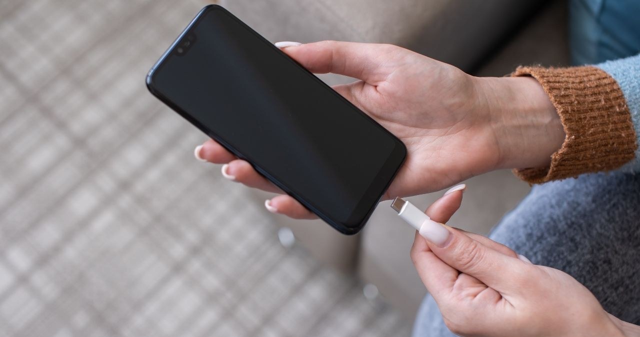 Twoja bateria znika w oczach? Te apki działają jak odkurzacze