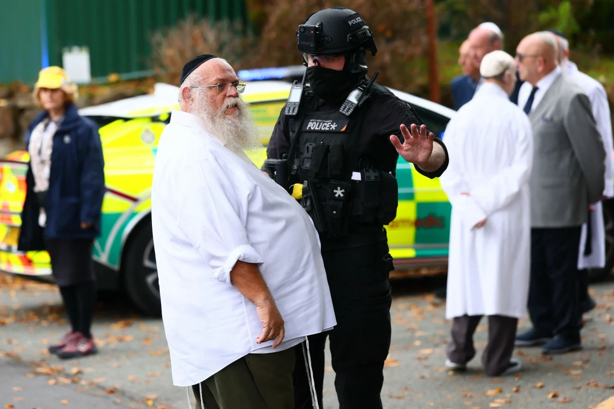 Policja poinformowała w piątek, że jedna z ofiar, która zginęła w ataku na synagogę w Manchesterze, najprawdopodobniej została postrzelona przez funkcjonariuszy celujących w napastnika. Policyjna kula miała też ranić jedną z osób.
