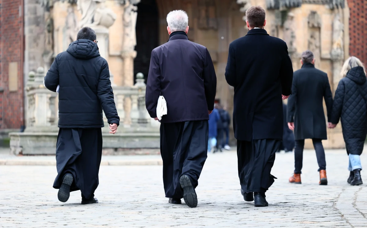 Oceny działalności Kościoła katolickiego w Polsce pozostają mocno podzielone, choć najnowsze badanie CBOS wskazuje na niewielką poprawę wizerunku tej instytucji. We wrześniu pozytywnie wypowiedziało się o niej 45 proc. dorosłych Polaków, podczas gdy 41 proc. wyraziło opinię krytyczną.