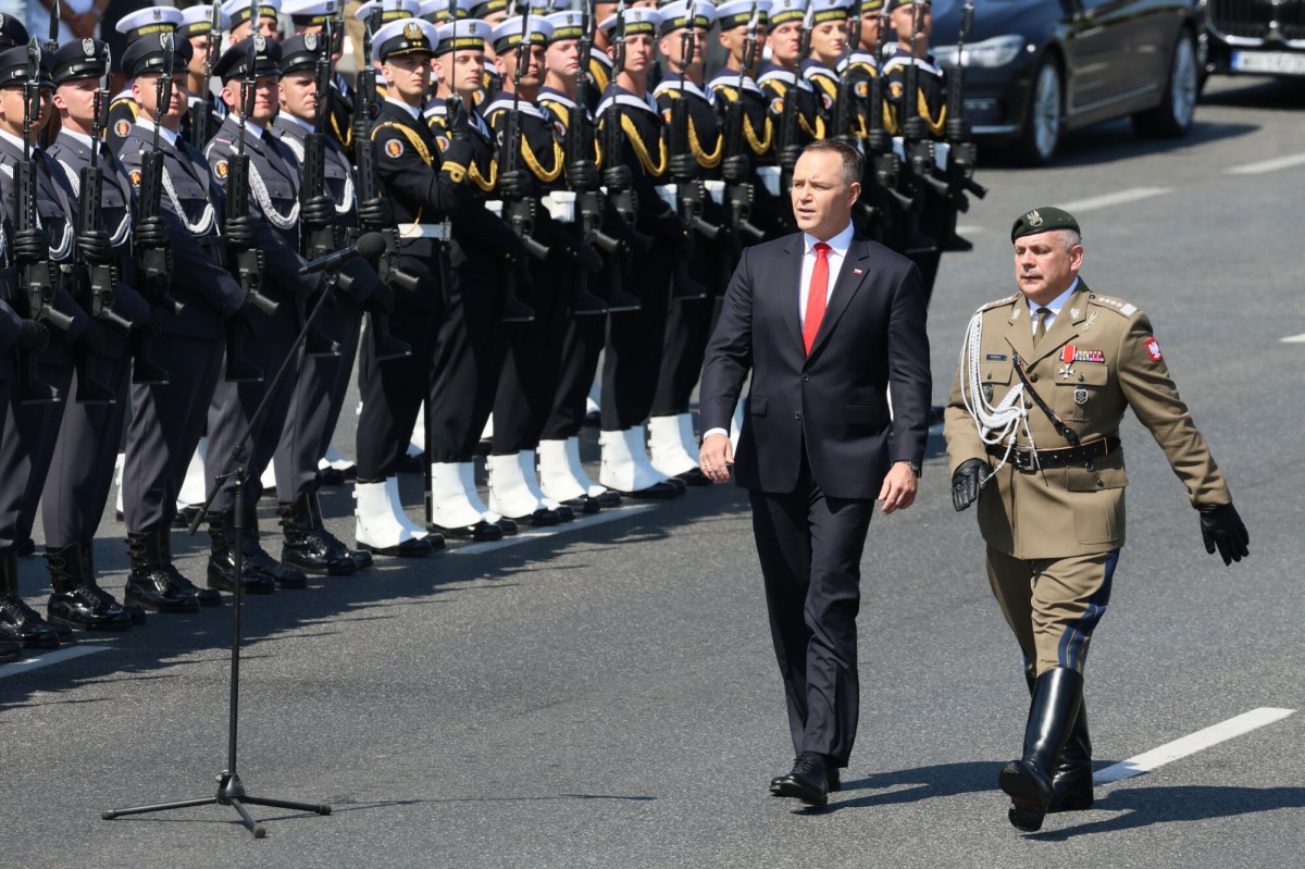 Навроцкий направляет солдат к границам с Германией и Литвой