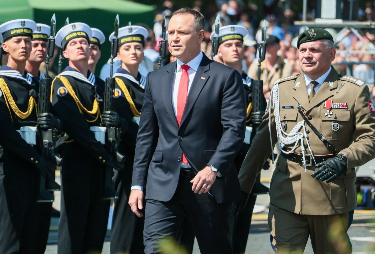 Prezydent Karol Nawrocki podpisał w piątek postanowienie o użyciu oddziałów i pododdziałów Sił Zbrojnych RP do pomocy straży granicznej. Żołnierze będą zabezpieczać granice z Niemcami i Litwą. Z kolei premier Donald Tusk postanowił o użyciu Żandarmerii Wojskowej do pomocy SG na granicy z Niemcami.

