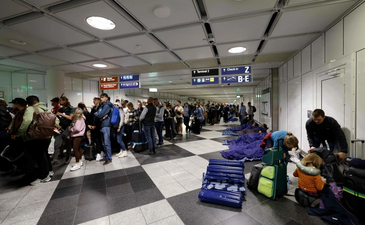 Ruch na lotnisku w Monachium (Niemcy) od godziny 7 w sobotę jest stopniowo przywracany. W piątek wieczorem nad lotniskiem zaobserwowano dwa drony. Z powodu zagrożenia dronowego zamknięte zostały obydwa pasy startowe.