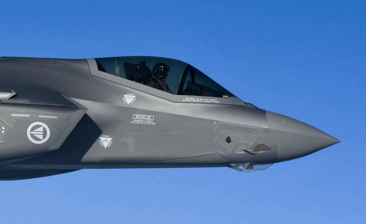 Norwescy piloci, którzy będą stacjonować od października pod Poznaniem, będą gotowi zestrzeliwać rosyjskie drony i samoloty, jeśli naruszą one polską przestrzeń powietrzną. Taką informację przekazał norweski rząd, zaznaczając, że ostateczna decyzja o użyciu broni będzie należeć do dowództwa NATO.