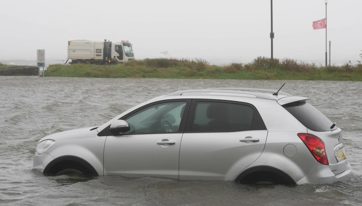 Jedna osoba nie żyje, a 250 tysięcy domostw pozostaje bez prądu - to bilans uderzenia sztormu Amy, który nawiedził Irlandię i Szkocję - informuje londyński korespondent RMF FM Bogdan Frymorgen. Na lotnisku Schiphol w Amsterdamie odwołano w sobotę ponad 150 lotów z powodu silnych wiatrów wywołanych przez Amy.