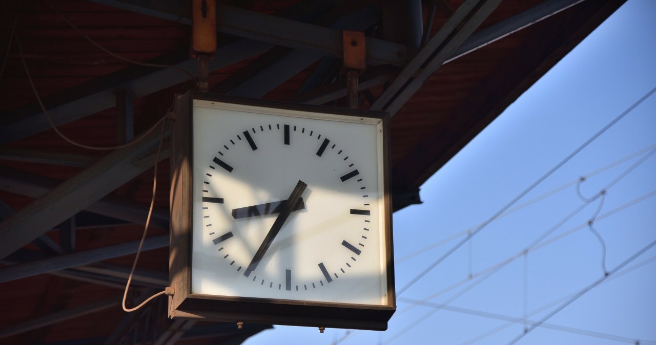 Za zmianę czasu należy się specjalny dodatek. Tyle wypłaci szef