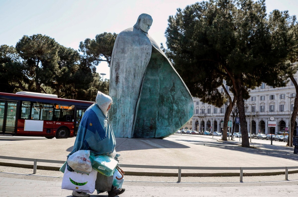Pomnik Jana Pawła II zdewastowany. Wulgarny napis na płaszczu
