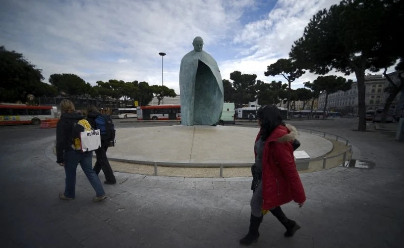 Pomnik Jana Pawła II zdewastowany. Na posągu pojawił się wulgarny napis