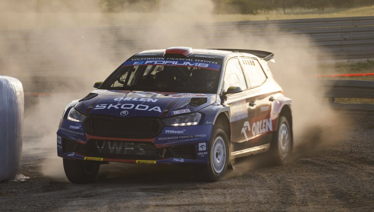 Polak wciąż w grze o tytuł, ale sytuacja staje się coraz trudniejsza. Po pierwszym etapie Rajdu Chorwacji Mikołaj Marczyk zajmuje szóste miejsce i musi odrabiać straty, by utrzymać prowadzenie w klasyfikacji generalnej mistrzostw Europy. Liderem rajdu został Irlandczyk Jon Armstrong, który może odebrać Polakowi historyczny tytuł. O wszystkim zdecyduje niedzielny finał.