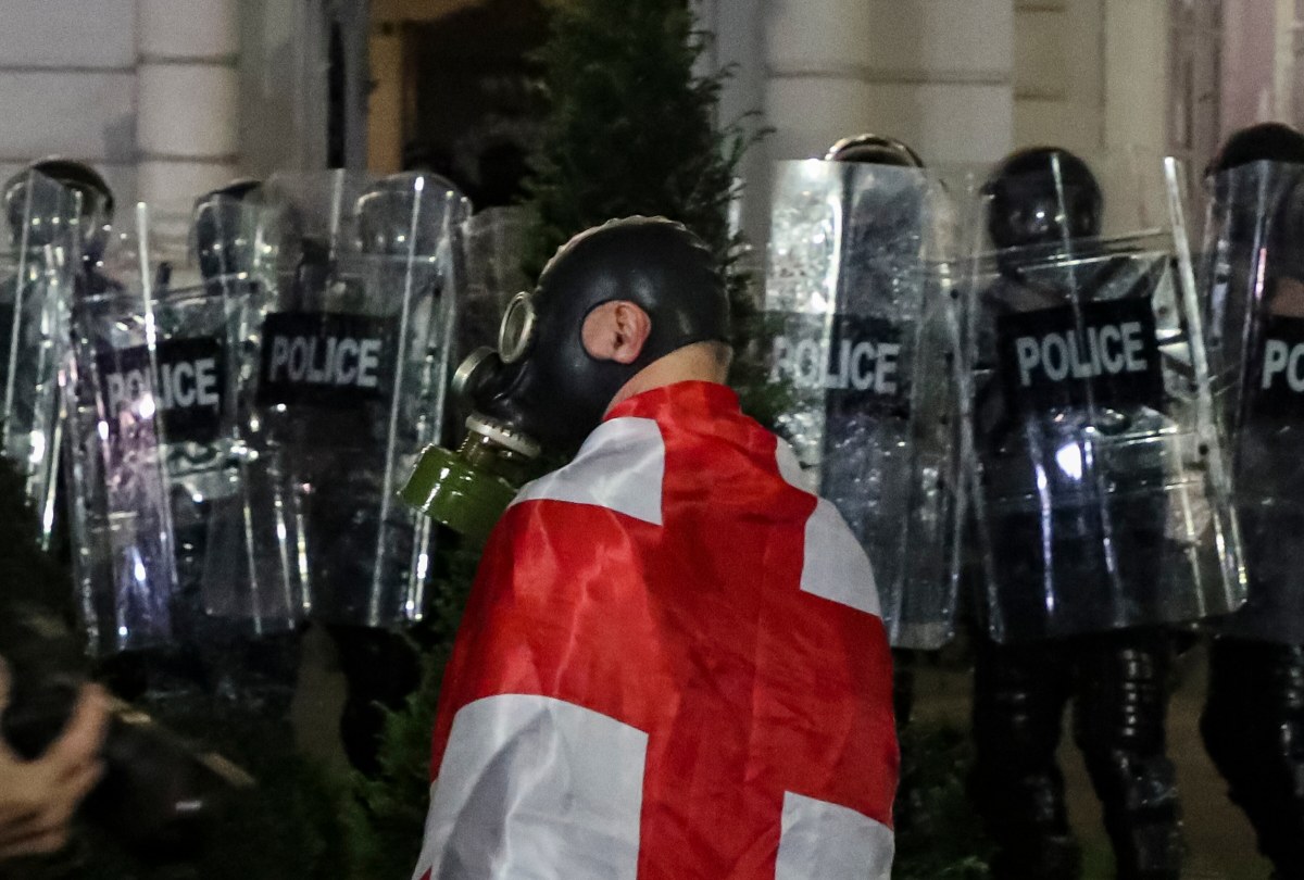 ​Gorąco w Gruzji. Tłum napierał na pałac prezydencki, armatki poszły w ruch