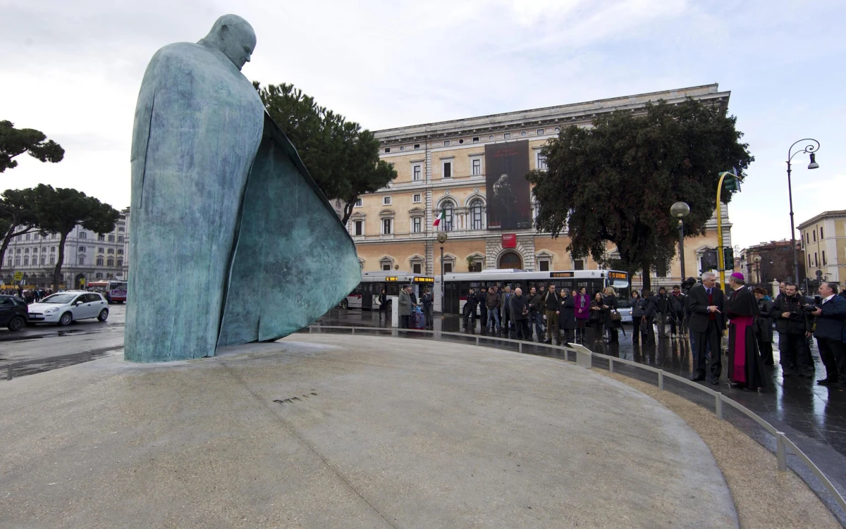 Pomnik Jana Pawła II, który stoi przed dworcem Termini w Rzymie, został zdewastowany - na monumencie zostawiono obraźliwy napis oraz rysunek sierpa i młota. Akt wandalizmu potępiła premier Włoch Giorgia Meloni i polska ambasada we Włoszech.